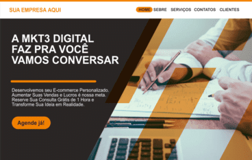 Agência de Marketing Digital em São José dos campos SJC. Criação de Site Institucional. Agência Mkt3 Digital uma tela representando uma copia de uma site em cores marrom e laranja descrevendo Um Site bem organizado com técnicas de SEO, para busca orgânica te poupa de investir em ADS e seu posicionamentos nos buscadores passa a ser orgânica sem custo por click. dividida em duas parte com escritas e imagem de uma mão apunhando uma caneta e ao lado mostra apenas o teclado de um notebook